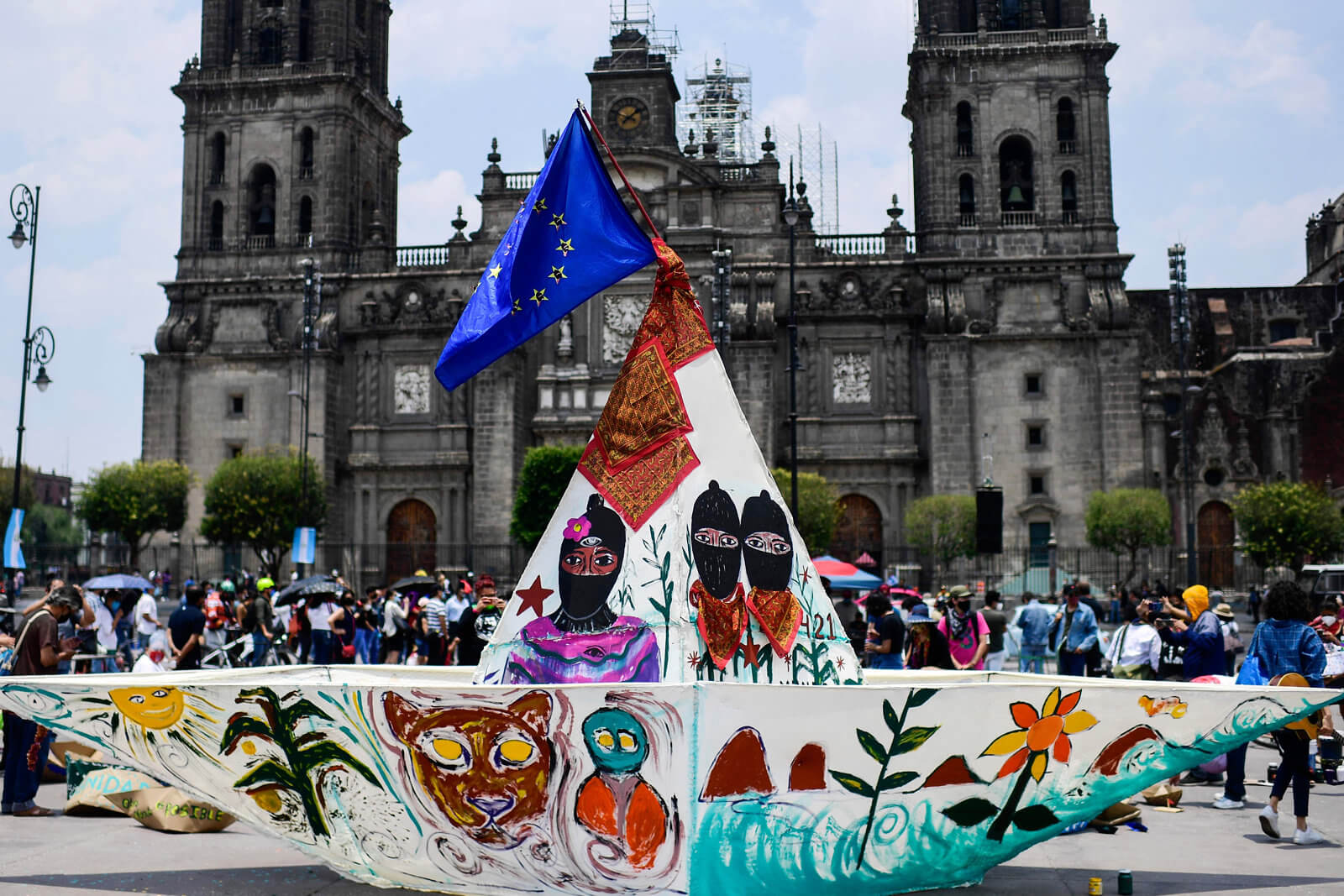 Zapatistinnen stellen symbolisch ihre Reisepläne mit einem Boot dar