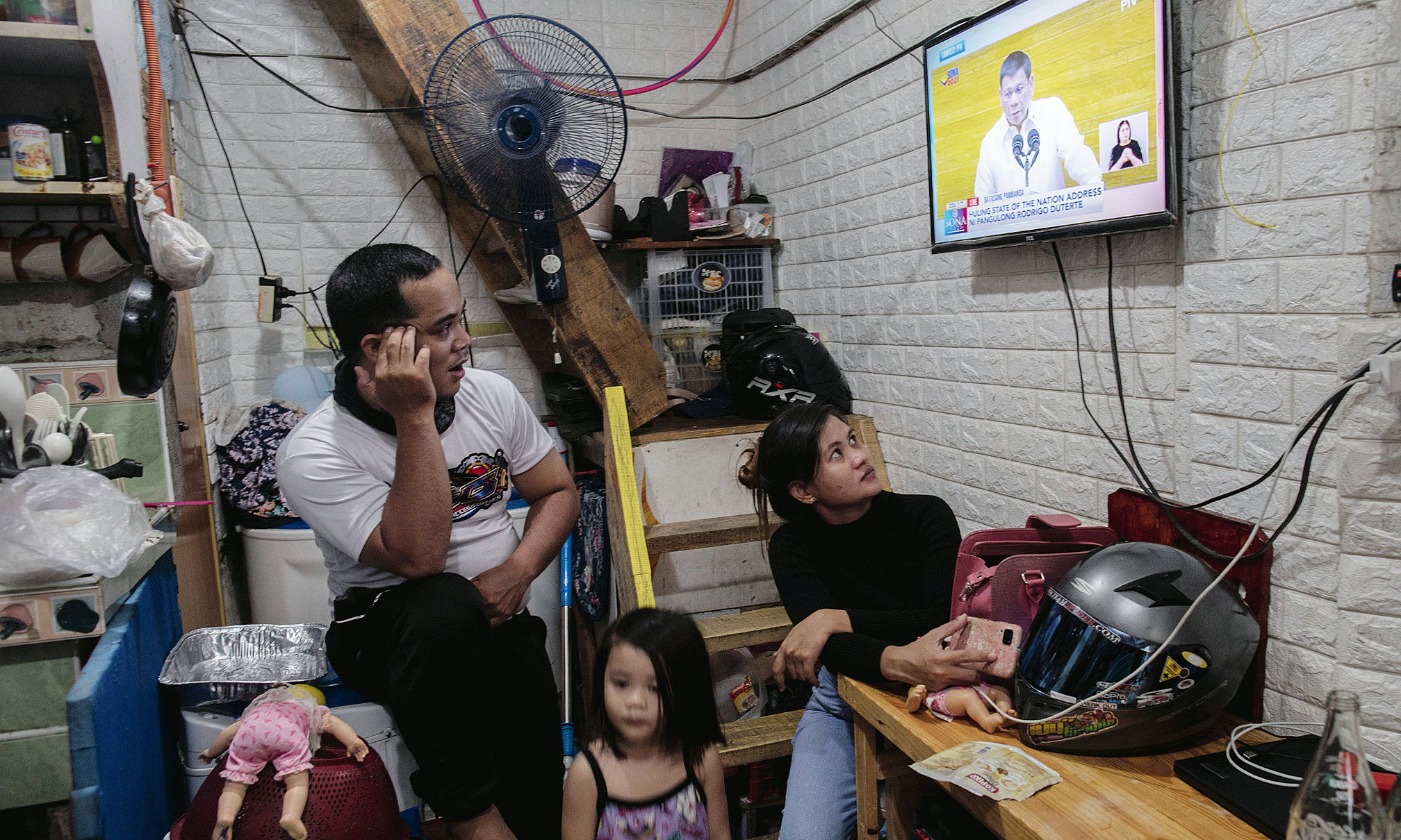 Eine Familie von den Philippinen verfolgt eine Übertragung des Präsidenten Duterte