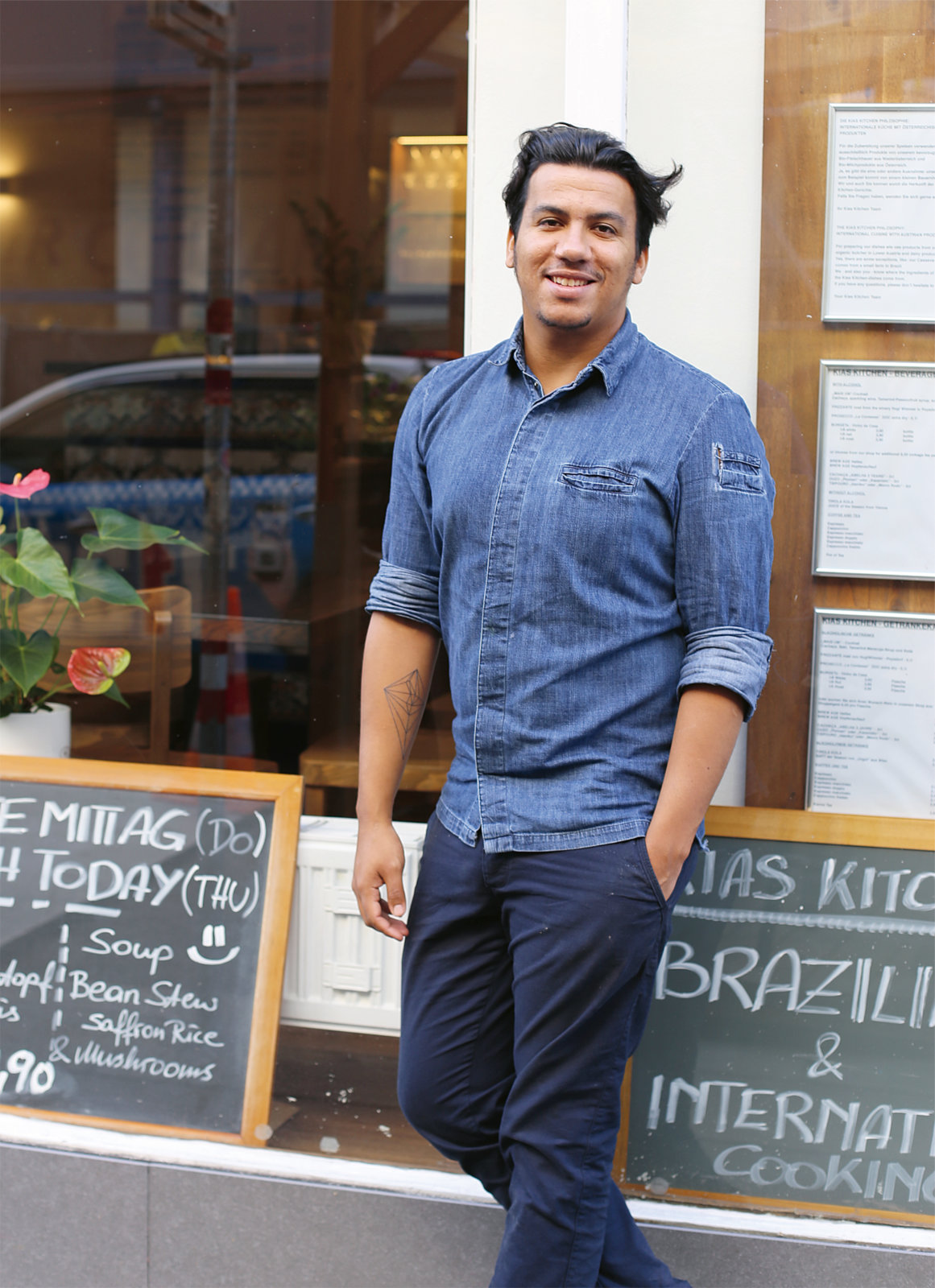 Kias Burget, ein brasilianischer Koch, vor seinem Restaurant