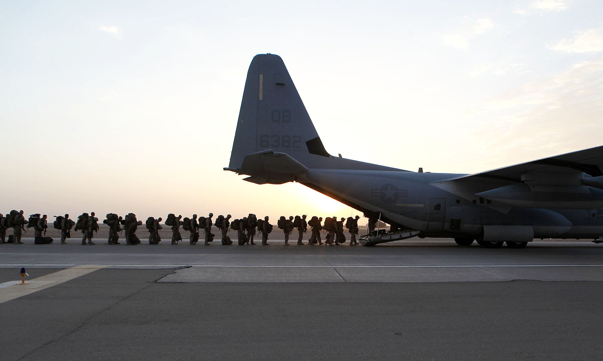 US-Truppen steigen in ein Flugzeug ein, um sich aus Kabul zurückzuziehen