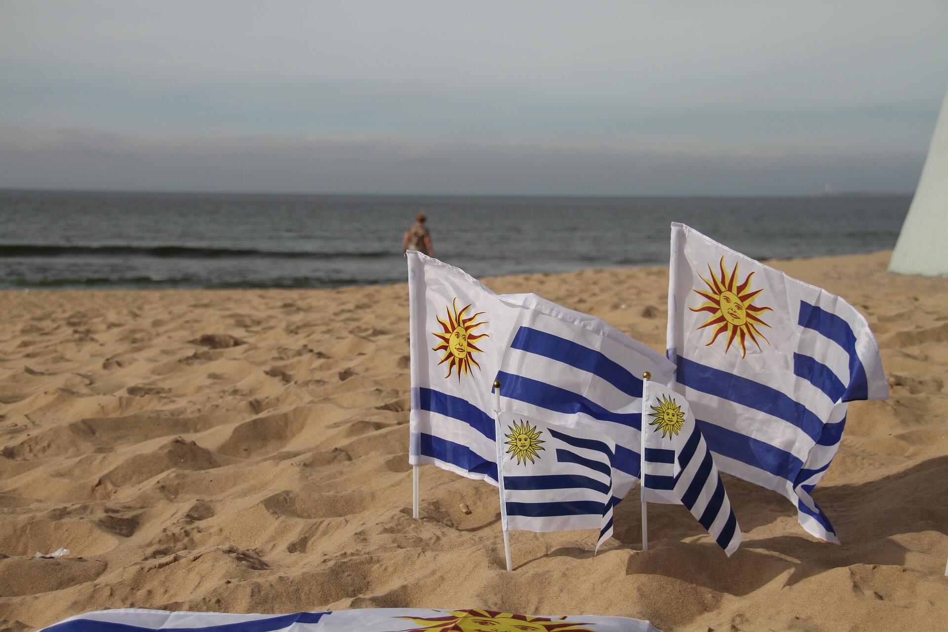 Symbolbild: Uruguay-Fähnchen am Strand