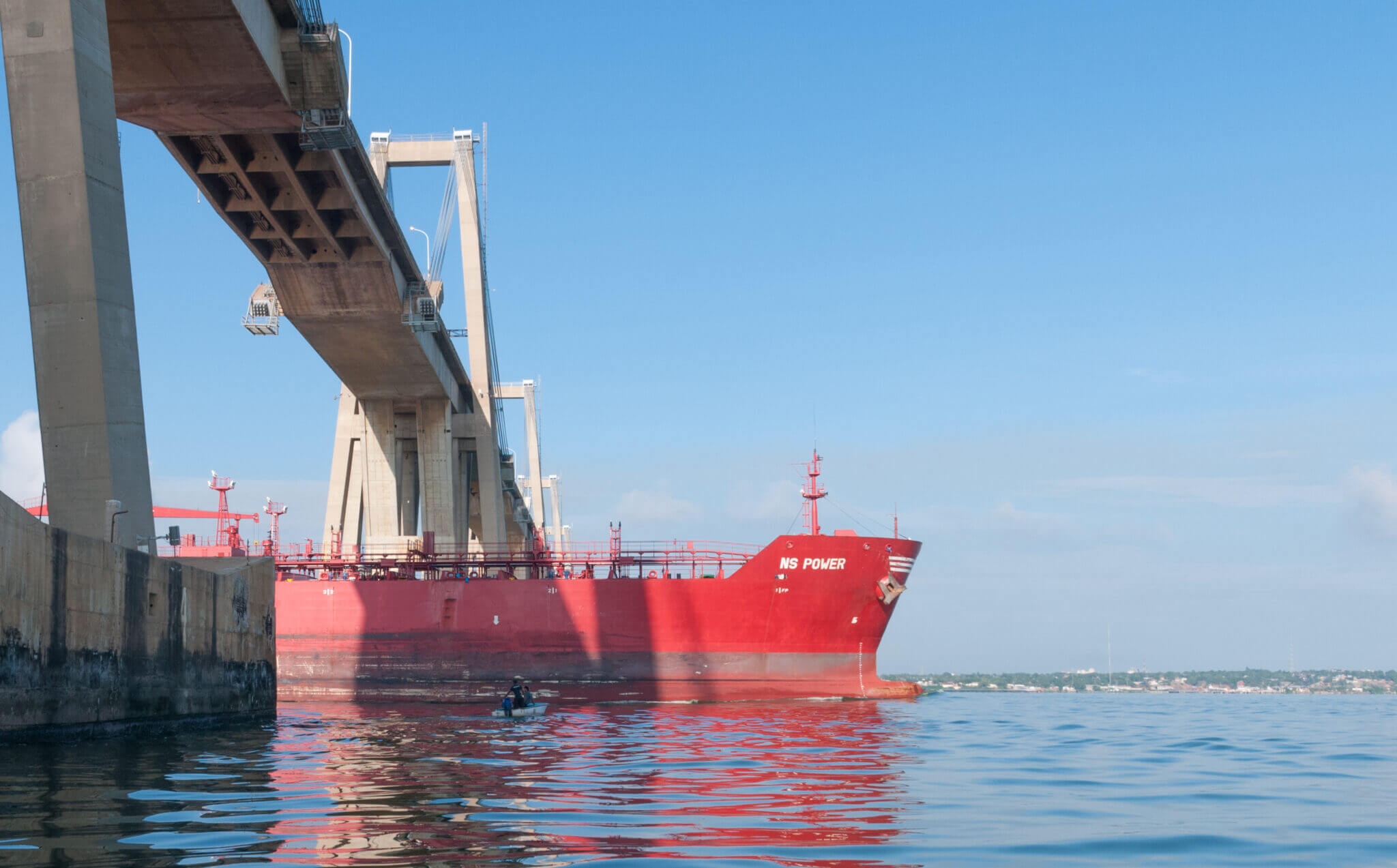 Venezolanischer roter Öltanker fährt unter einer Brücke hindurch