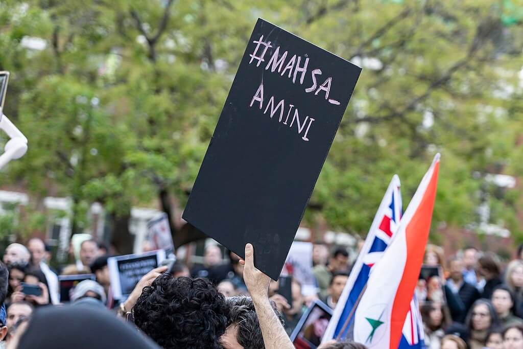 Auf einer Solidaritätsdemo in Melbourne ein Schild mit Hashtag Mahsal Amini