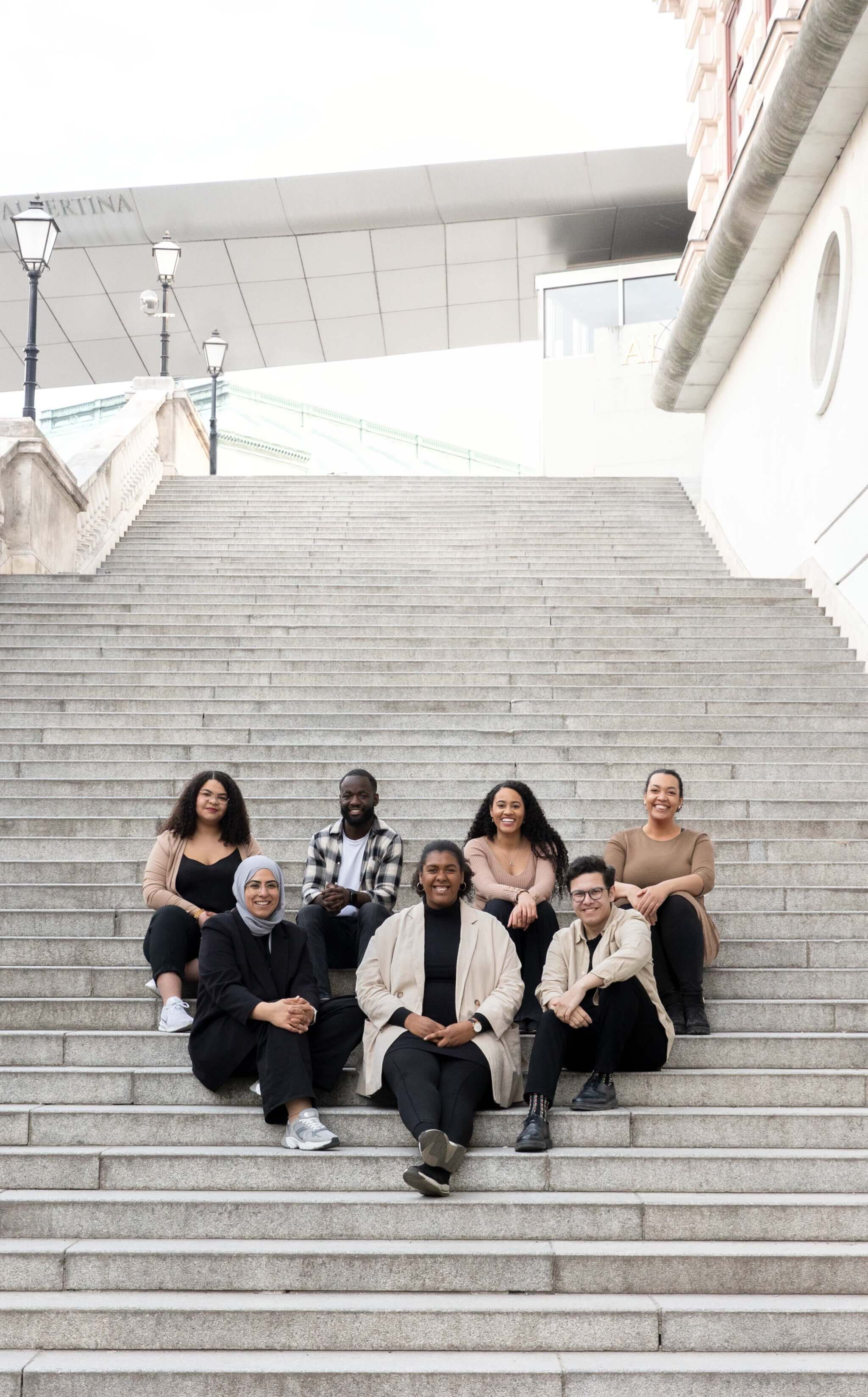 Gruppenbild mit 7 von 9 Vorstandsmitgliedern von Black Voices