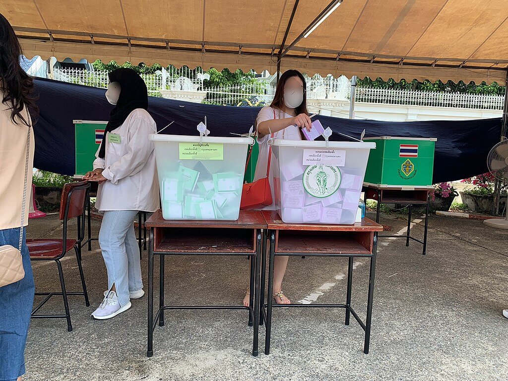 Menschen beim Urnengang in Thailand