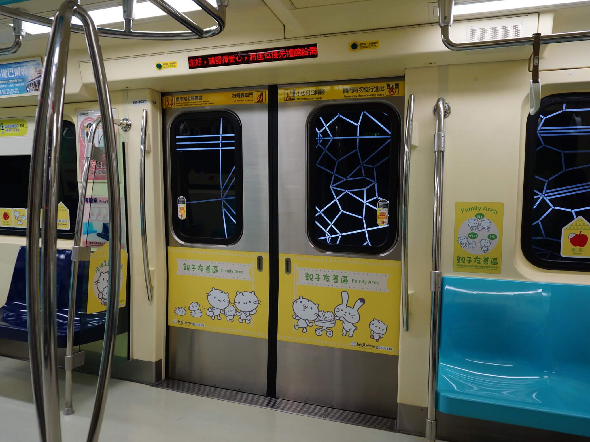 U-Bahn Innenansicht mit niedlichen Tiermotiven an Wänden und Türen