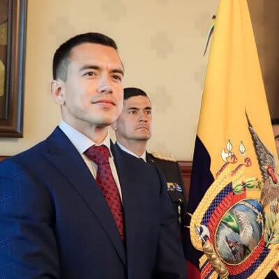 Ecuadors neuer Präsident Daniel Noboa mit der Fahne von Ecuador