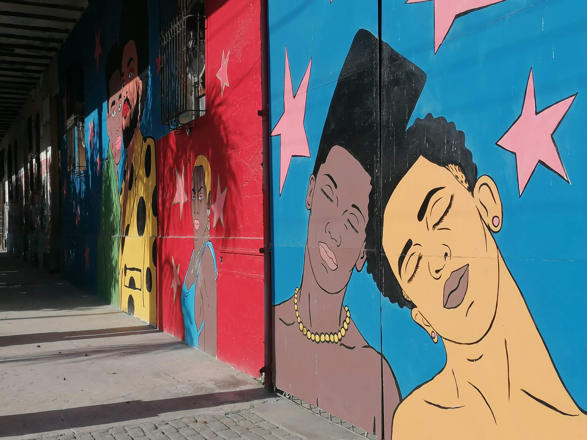 Graffiti von einem queeren Paar in Havanna