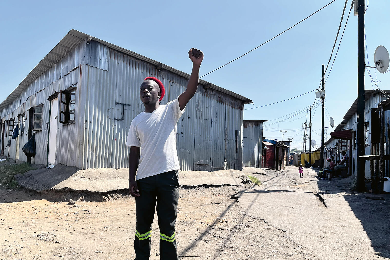Aktivist Nkululeko Ketelo mit erhobener Faust