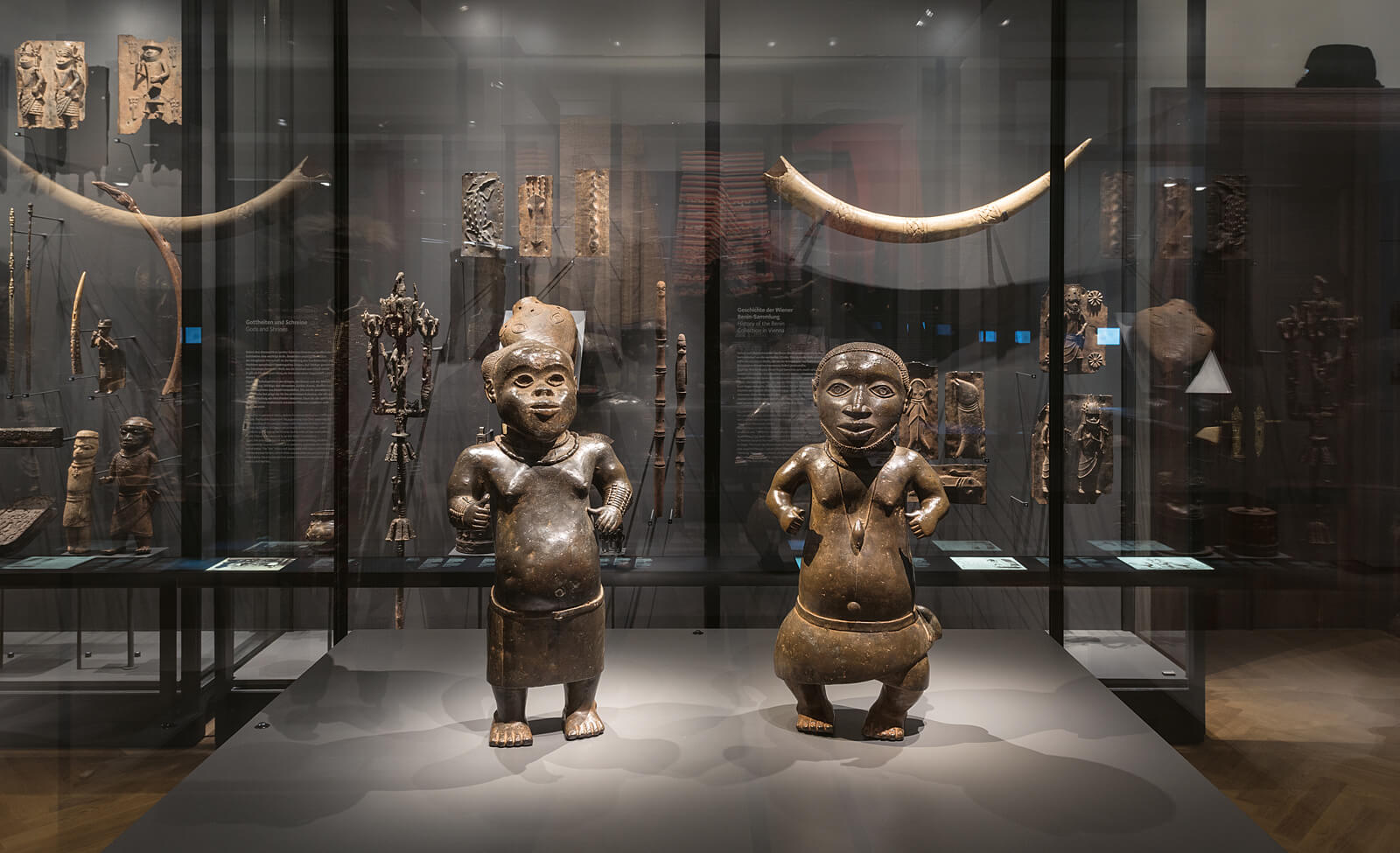 zwei Bronzefiguren aus Benin im Wiener Weltmuseum