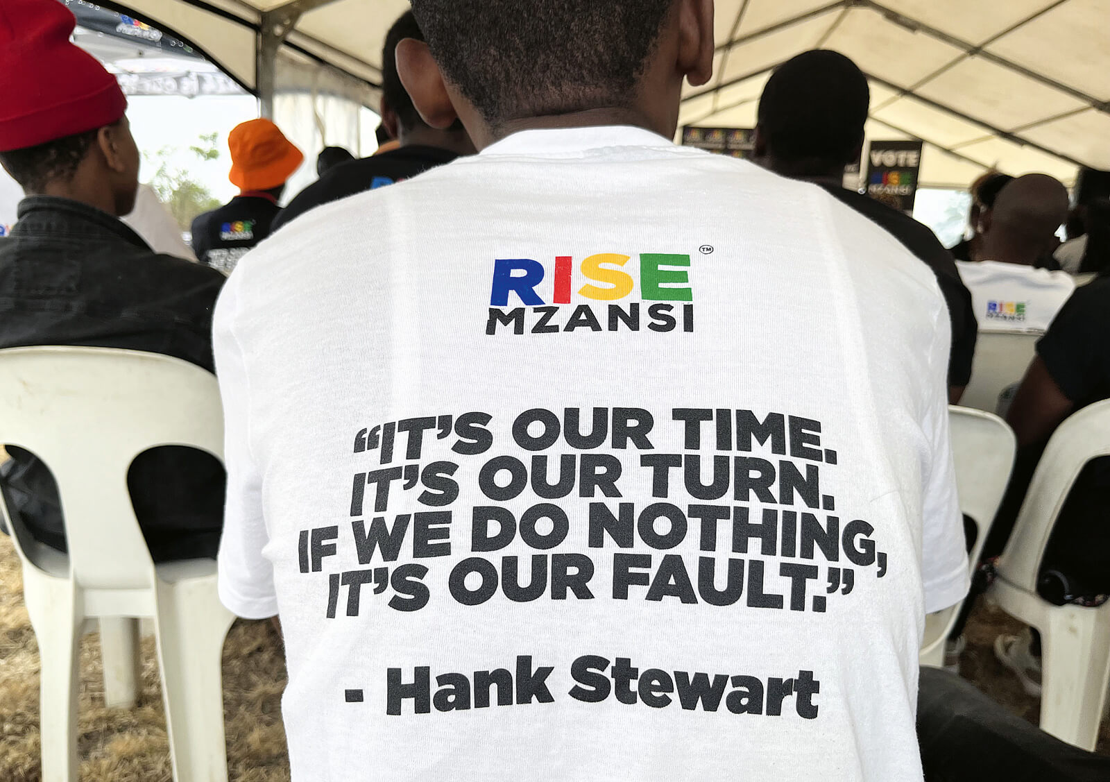 Auf der Rückseite eines Wahl-T-Shirt steht: Rise Mzansi "It's our time. It's our tourn. If we do nothing, it's our fault." - Hank Steward