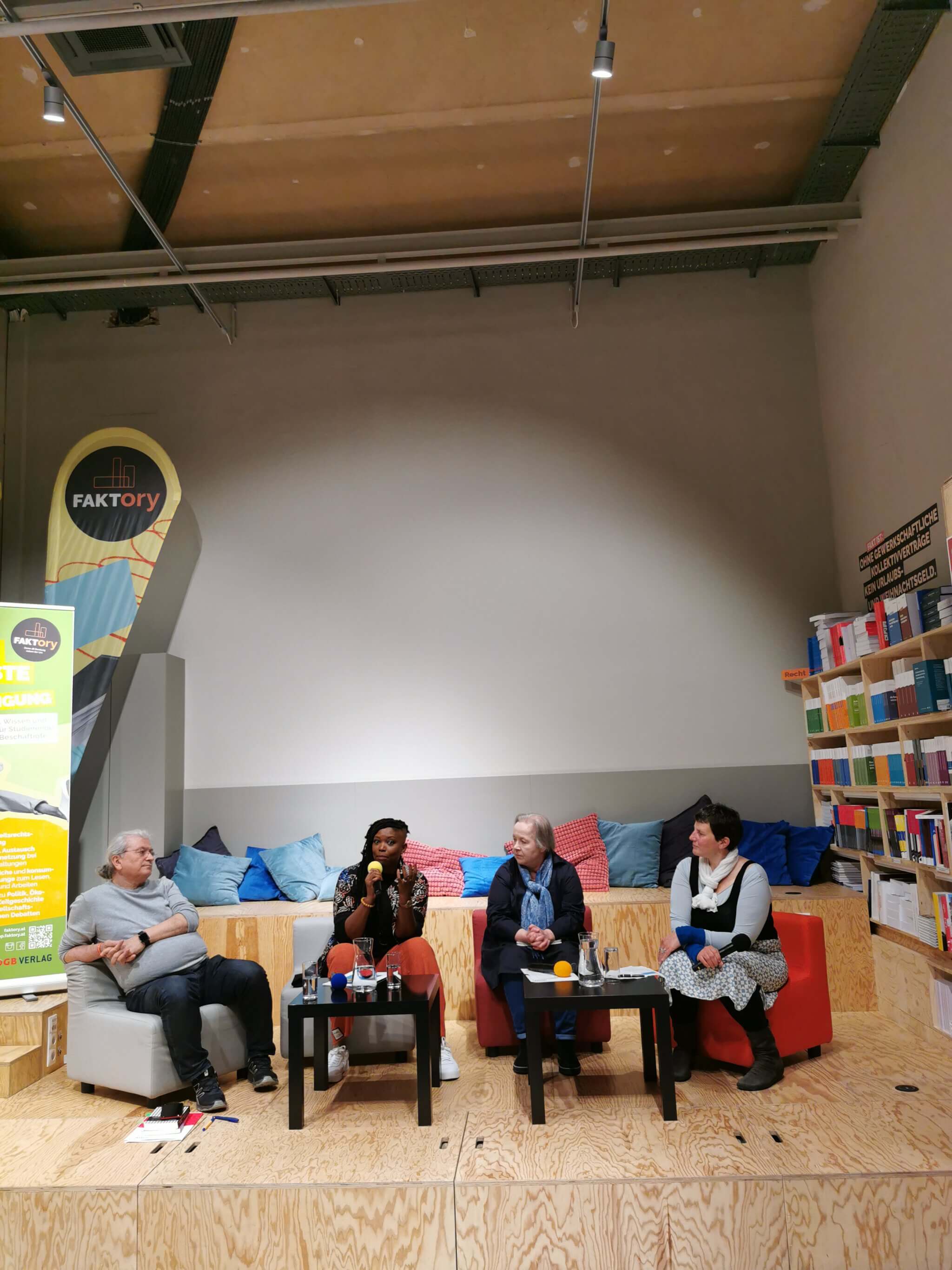 Diskussionsrunde mit vier Personen auf einer kleinen Bühne in der FAKTory in Wien.