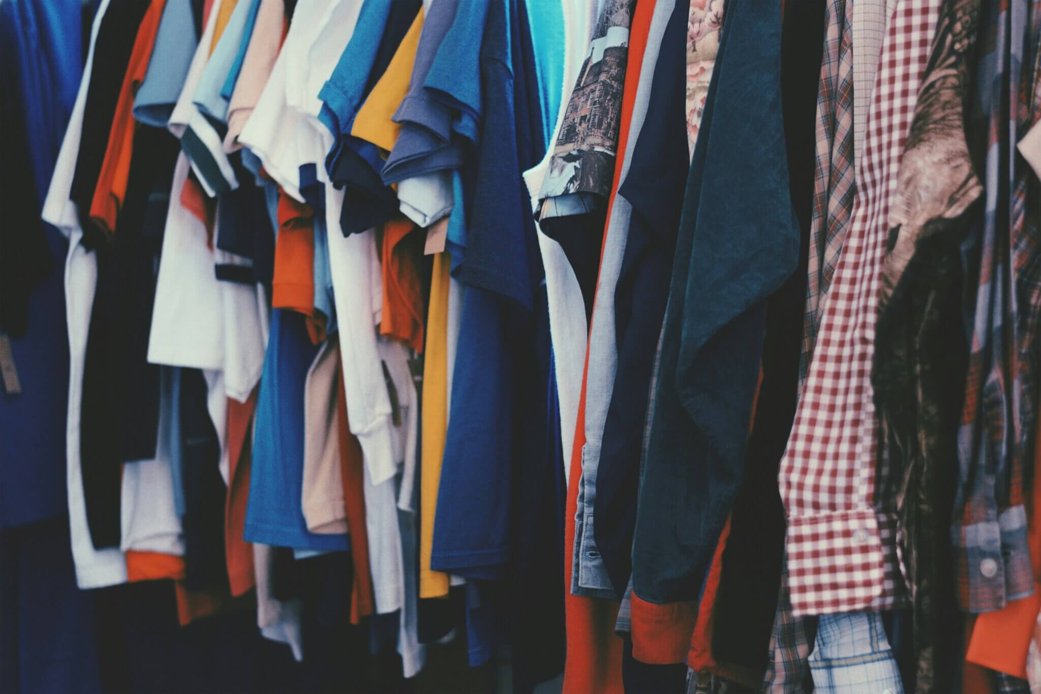 Symbolfoto: Hemden und T-Shirts auf einer Kleiderstange