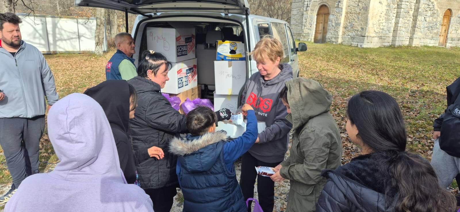 Ausgabe von Hilfspaketen des Teams von SOS Balkanroute