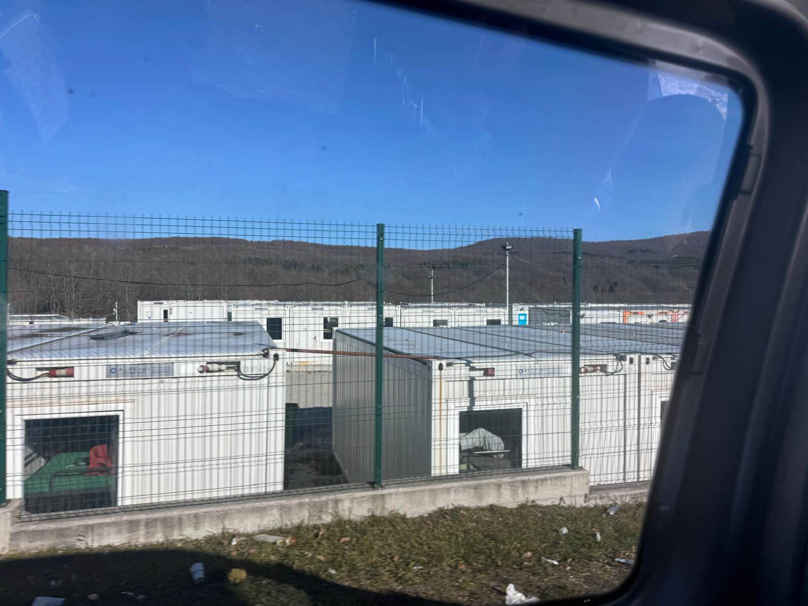 Foto von den Wohncontainern des Lagers Lipa