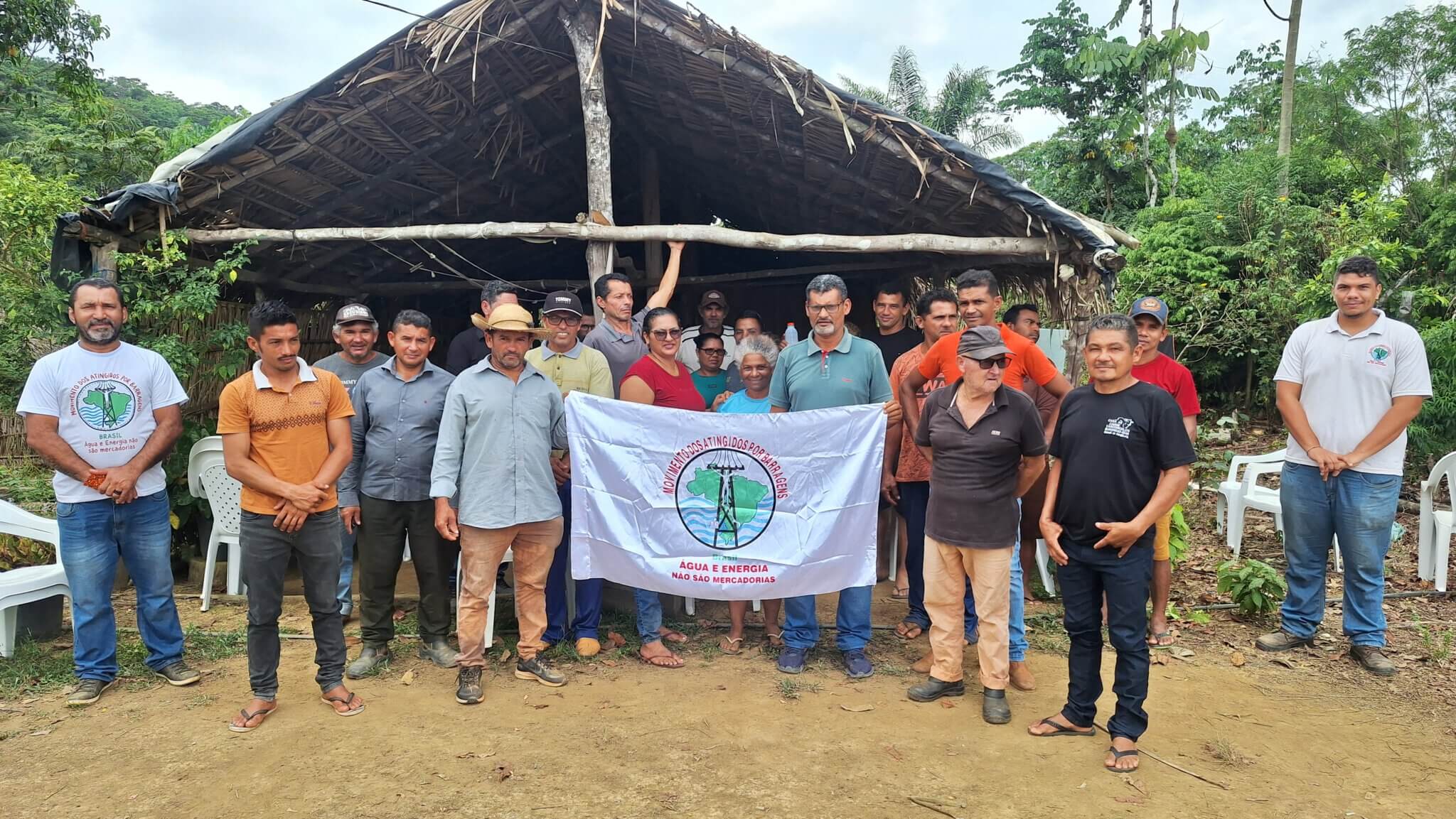 Gruppenbild von Aktivist:innen von MAB mit einem Banner auf dem steht, dass Wasser und Energie keine Handelswaren sind