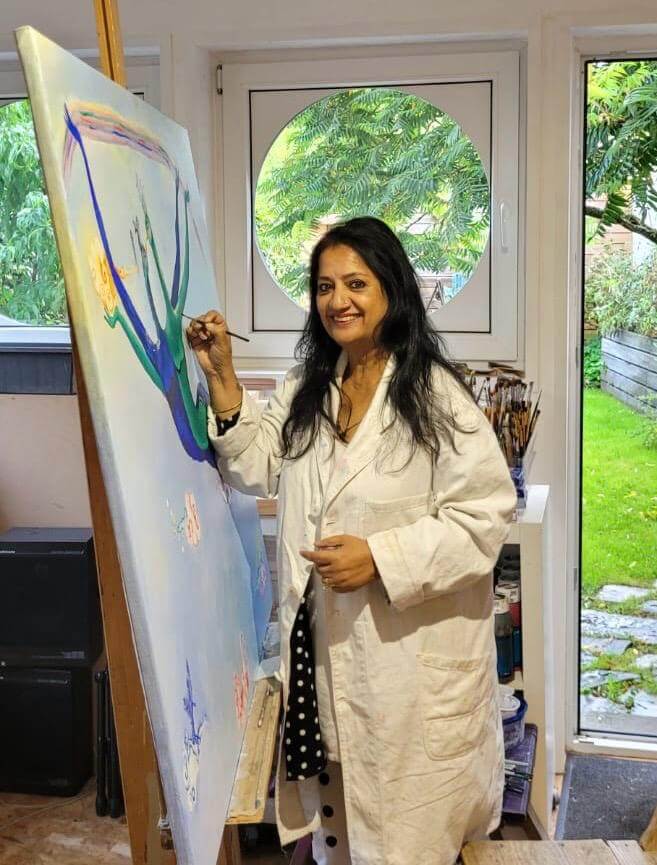 Porträtbild Ragini Upadhyayas beim Malen an einer Staffelei