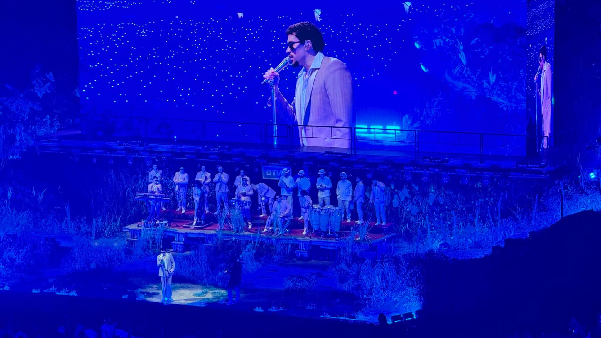 September 2025: Bad Bunny auf der in blaues Licht getünchten Bühne in Puerto Ricos Hauptstadt San Juan. Titel der Tournee: 