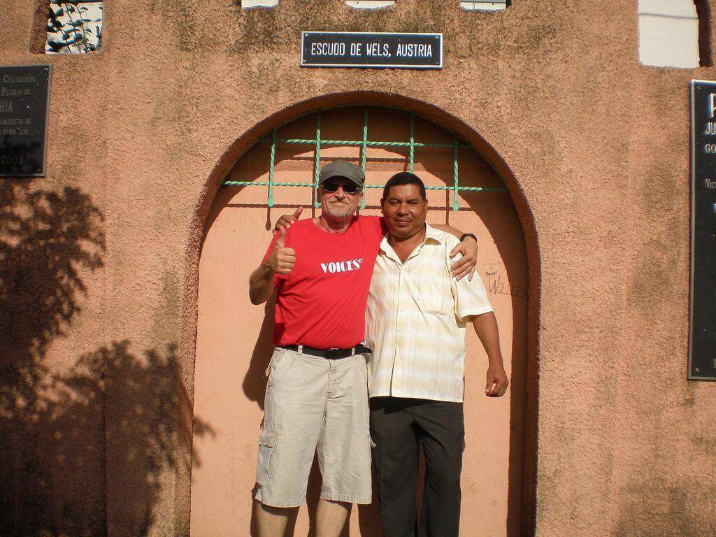 Werner Retzl und ein Projektpartner in Chichigalpa unter einem Schild, auf dem Escudo de Wels, Austria steht