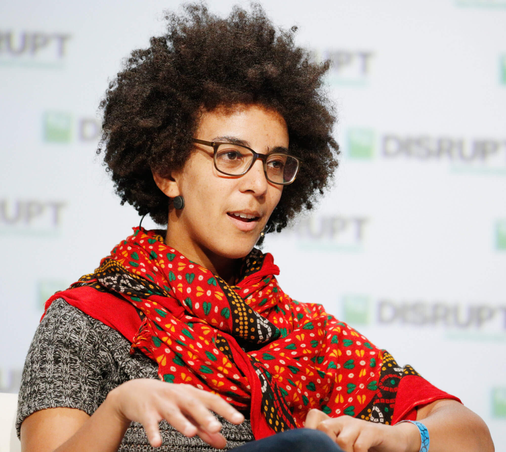 Porträt von Timnit Gebru bei einer Podiumsdiskussion bei der TechCrunch Disrupt San Francisco 2018